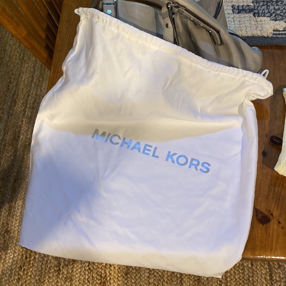 Micheal Kors Saddle Bag. MED-LARG. - Picture 8 of 8